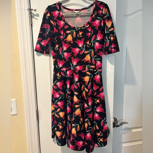 LULAROE SIZE LARGE DRESS FLORAL FITS AT WAIST FULLER SKIRT SCOOP NECK SS - Picture 1 of 14
